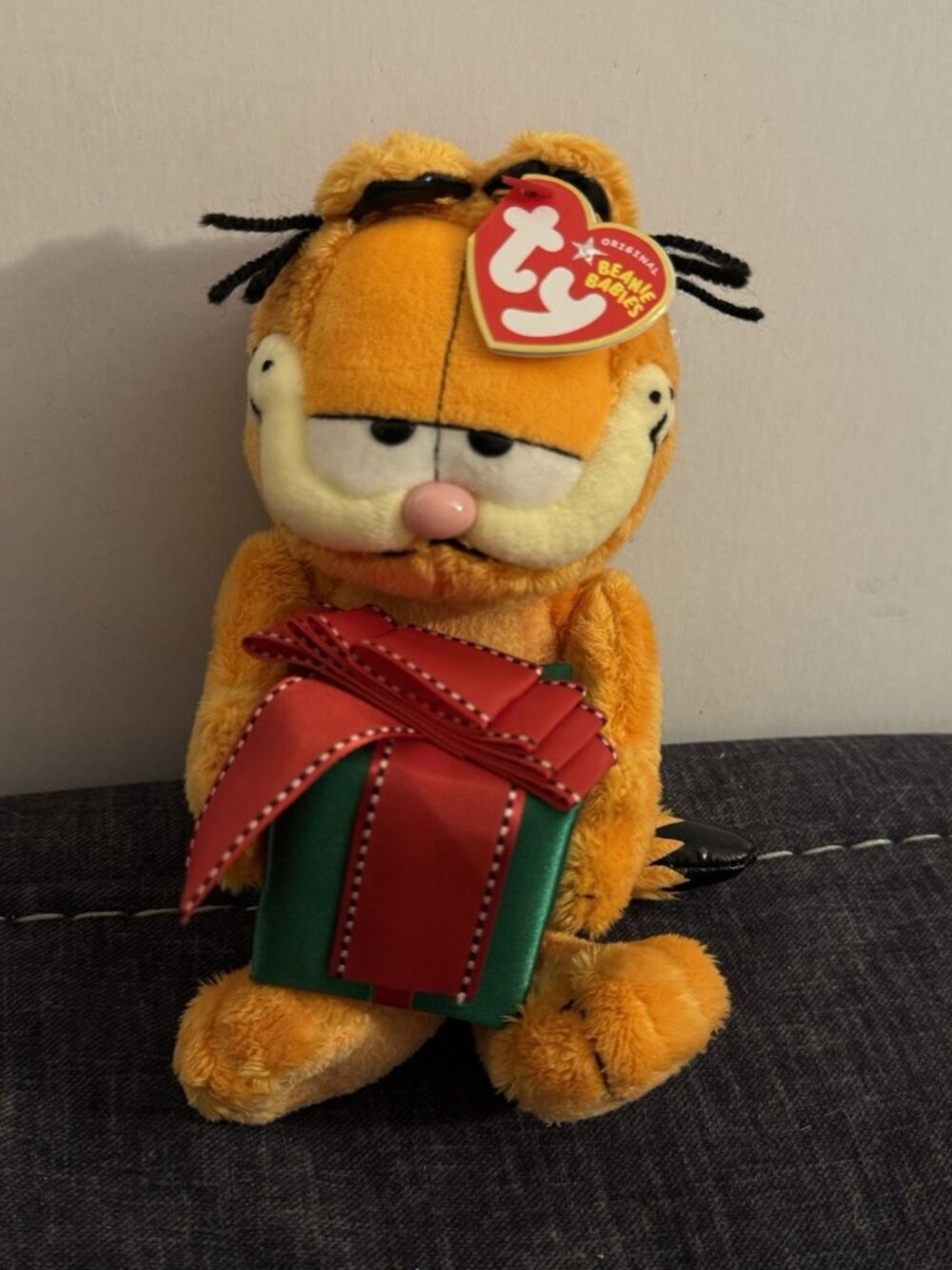 TY Beanie Babies Garfield Santa Hat Holding Gift Plush X11